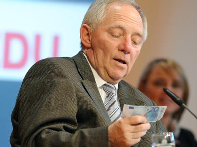 Viel mehr ist in nächster Zeit nicht drin: Finanzminister Wolfgang Schäuble mit einem 20-Euro-Schein (Archiv). Finanzminister Schäuble