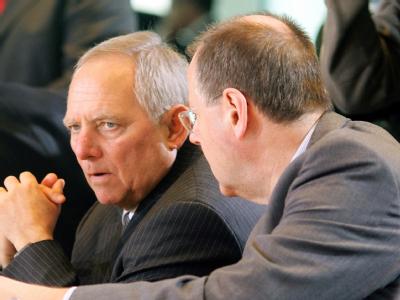 Noch-Bundesfinanzminister Peer Steinbrück (r.) und sein wahrscheinlicher Nachfolger Wolfgang Schäuble. Schäuble und Steinbrück