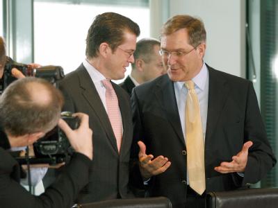 Bundeswirtschaftsminister Karl-Theodor zu Guttenberg (l.) soll Bundesverteidigungsminister Franz Josef Jung ablösen. Guttenberg
