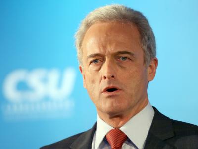 Bundesverkehrsminister Ramsauer: «Von einer Pkw-Maut ist im Koalitionsvertrag nicht die Rede. Dieses Thema steht deshalb auch nicht auf der Tagesordnung.» Peter Ramsauer