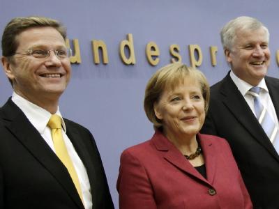FDP-Chef Guido Westerwelle, Kanzlerin Merkel und der CSU-Chef Horst Seehofer gut gelaunt bei der Bundespressekonferenz. Merkel, Westerwelle, Seehofer