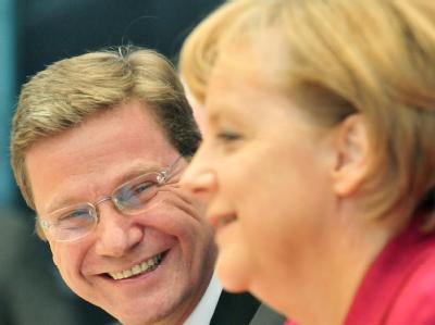 Das Bild täuscht: Bundeskanzlerin Angela Merkel hat die FDP bereits sanft zur Ordnung gerufen. Merkel und Westerwelle