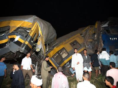 Rettungskräfte suchen in den Waggon-Wracks nach Opfern des Zugunglücks. Zugunglück in Ägypten