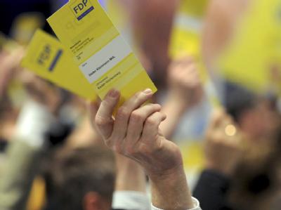 Abstimmung beim außerordentlichen Parteitag der FDP in Berlin: FDP-Parteitag