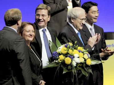 Die neue FDP-Ministerriege lässt sich beim außerordentlichen Parteitag in Berlin feiern. FDP-Minister