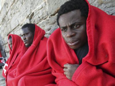 Afrikanische Bootsflüchtlinge nach ihrer Rettung in der andalusischen Stadt Algeciras. Foto: A. Carrasco Ragel, dpa Bootsflüchtlinge