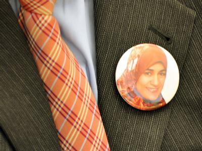 Der Bruder der ermordeten Ägypterin Marwa El-Sherbini trägt bei dem Prozessauftakt ein Foto seiner Schwester am Revers. Opfer