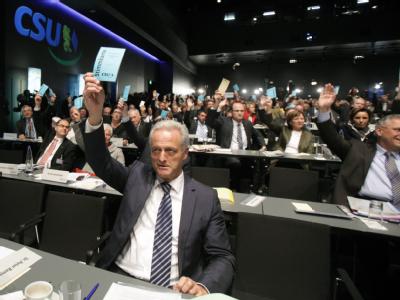Der designierte Verkehrsminister Peter Ramsauer (M.) stimmt beim kleinen Parteitag der CSU über den Koalitionsvertrag ab. CSU-Parteitag