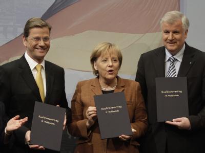 FDP-Chef Guido Westerwelle, Bundeskanzlerin Angela Merkel und CSU-Chef Horst Seehofer mit den unterschriebenen Koalitionsverträgen. Unterzeichnung