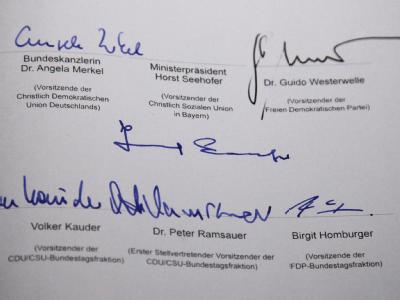 Unterschriften auf einem der Koalitionsverträge. Koalitionsvertrag
