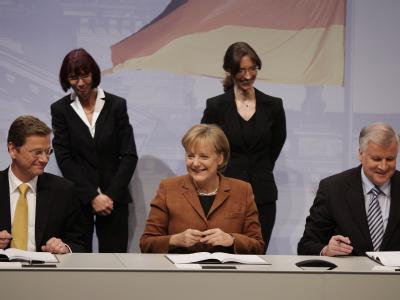 FDP-Chef Guido Westerwelle, Bundeskanzlerin Angela Merkel und CSU-Chef Horst Seehofer bei der Unterzeichnung der Koalitionsverträge. Unterzeichnung