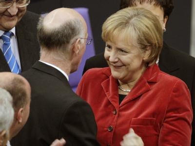 Bundeskanzlerin Angela Merkel (CDU) gratuliert Norbert Lammert zur seiner Wiederwahl. Gratulation