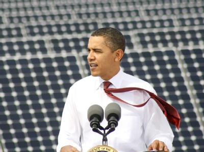 US-Präsident Barack Obama will das US-Stomnetz modernisieren lassen. Obama vor Solaranlage