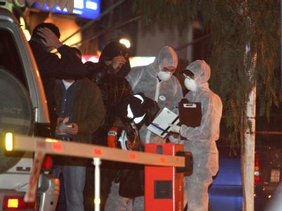Ermittler einer Spezialeinheit vor der angegriffenen Polizeistation in Athen. Tatort
