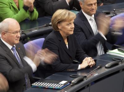 Die wiedergewählte Bundeskanzlerin Angela Merkel erhält nach ihrer Wiederwahl Applaus. Bundestag - Merkel wiedergewählt