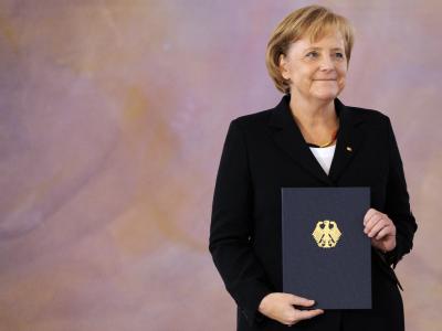 Bundeskanzlerin Angela Merkel (CDU) präsentiert stolz ihre Ernennungsurkunde. Ernennungsurkunde für Merkel
