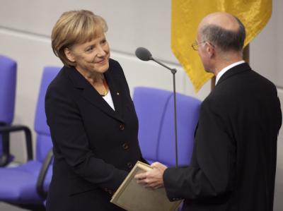 Bundestagspräsident Norbert Lammert gratuliert Bundeskanzlerin Angela Merkel nach ihrem Amtseid. Merkel vereidigt
