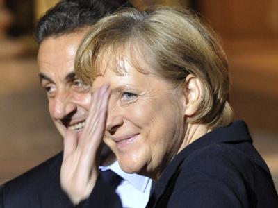 Erster Auslandsbesuch der neuen Amtszeit: Eine entspannt wirkende Angela Merkel beim französischen Präsidenten Nicolas Sarkozy. Merkel und Sarkozy