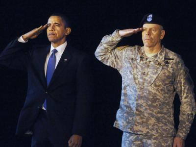 Solche Bilder vermied George W. Bush: Barack Obama erweist einem in Afghanistan getöteten US-Soldaten die letzte Ehre. Obama