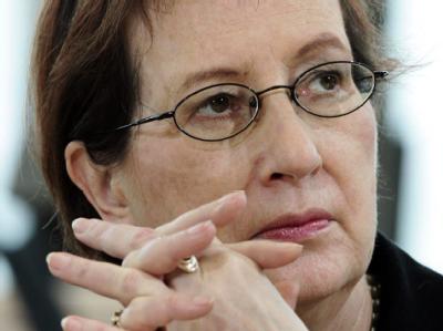 Die damalige Ministerpräsidentin Schleswig-Holsteins, Heide Simonis, nimmt im März 2005 im Landtag in Kiel die Bekanntgabe des Wahlergebnisses zur Kenntnis. Heide Simonis