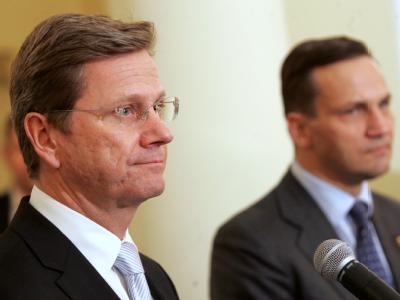 Westerwelle während seines Antrittsbesuch in Polen mit seinem Amtskollegen Sikorski. Westerwelle in Polen