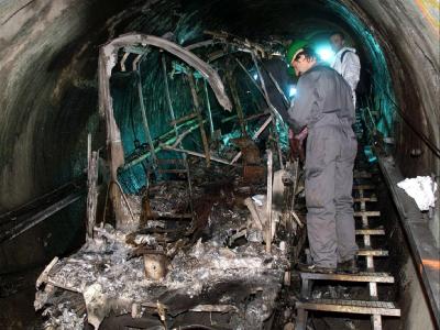 Das Archivbild vom 16.11.2000 zeigt Bergungsarbeiter bei der Inspektion von Überresten der verbrannten Tunnel-Gletscherbahn. Gletscherbahn Kaprun
