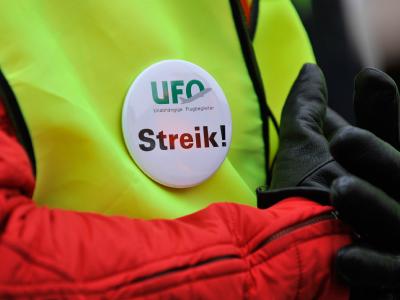 Nach den Piloten drohen nun auch die Flugbegleiter der Lufthansa mit Streiks. Flugbegleiter drohen mit Streik