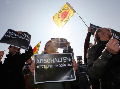 Kanzlerin Merkel gerät inzwischen nicht nur von Seiten der Atomkraftgegner, sondern auch aus den eigenen Reihen unter Druck. Anti-Atom-Protest vor Bundeskanzleramt