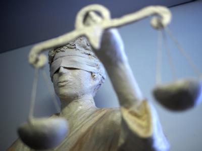 Weil er zwei Männer auf Parkplätzen ermordet hatte steht ein Frührentner jetzt vor Gericht . (Symbolbild) Justiz