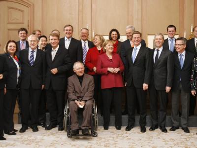 Das Kabinett von Bundeskanzlerin Merkel hatte bei seiner ersten Sitzung im November noch gut lachen. Nun ist die Schonfrist vorbei, der erste Ministerwechsel auch. Franz Josef Jung ging, Kristina Köhler kam. Das Kabinett Merkel