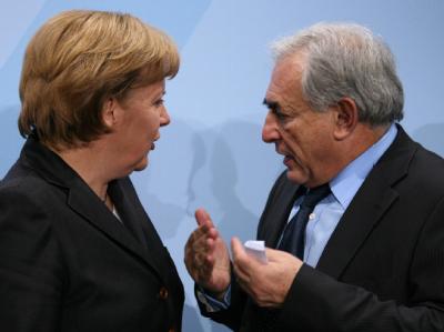 Bundeskanzlerin Angela Merkel und Dominique Strauss-Kahn. (Archivbild vom 19.12.2007). Merkel und Strauss-Kahn