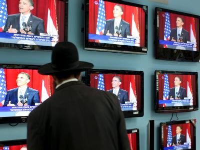 Ein ultra-orthodoxer Jude verfolgt Obamas legendär gewordene Kairoer Rede (Foto vom 4.6.2009). Obamas Kairoer Rede