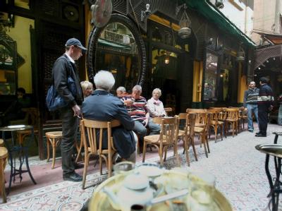 Deutsche Touristen entspannen in einem Cafe in Kairo (Archiv). Touristen in Kairo