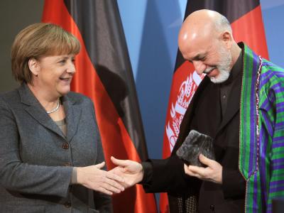 Bundeskanzlerin Angela Merkel (CDU) und der afghanische Präsident Hamid Karsai im Kanzleramt in Berlin. Foto: Hannibal Merkel begrüßt Karsai