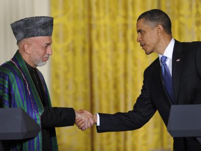 Versöhnung nach Disput: US-Präsident Barack Obama und sein afghanischer Kollege Hamid Karsai demonstrieren wieder Einigkeit. Obama und Karsai