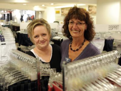 Die Verkäuferinnen Claudia Schmitz (l) und Gudrun Möde stehen erleichtert in der Wäsche-Abteilung bei Karstadt in Köln. Verkäuferinnen bei Karstadt in Köln