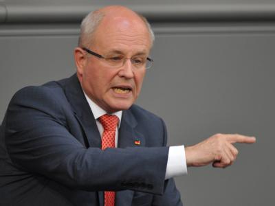 Unionsfraktionschef Kauder will angesichts der Euro-Krisenpolitik eine Diskussion über die Rolle der Parlamente. Foto: Rainer Jensen/ Archiv Volker Kauder