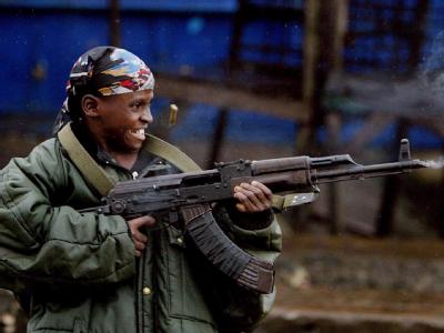 Kindersoldat in Monrovia: Liberias Präsidentin Johnson-Sirleaf und ihre Landsmännin Gbowee werden als treibende Kraft bei der Beendigung des Bürgerkriegs nach 13 Jahren in ihrem Land geehrt. Archivfoto: Nic Bothma Kindersoldat in Liberia