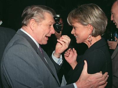 Leo Kirch unterhält während der Feier zum zehnjährigen Bestehen des Privatsenders ProSieben mit der Schauspielerin Uschi Glas. Leo Kirch ist tot