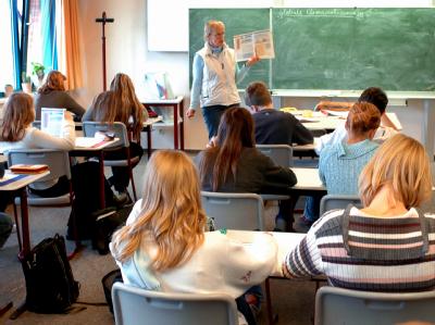 In der Studie gaben ein Fünftel der 500 Zehntklässler an, ein Girokonto sei dafür da, «um angemessene Zinsen auf Ersparnisse zu erhalten» (Archivbild- und Symbolbild). Klassenzimmer