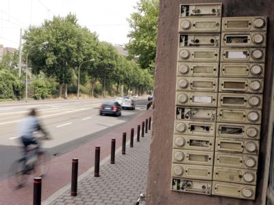 Eine Klingelleiste ohne Namen im Duisburger Stadtteil Bruckhausen (Archiv). Klingelleiste ohne Namen