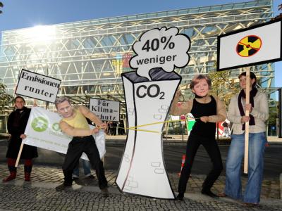 Die meisten Deutschen haben ihren persönlichen Lebensstil angesichts des Klimawandels nicht verändert. In einer Forsa-Umfrage für das Hamburger Magazin «Stern» erklärten zwei Drittel, sie täten nicht mehr für den Klimaschutz als früher. Foto: Tim Brakemei Klima-Proteste