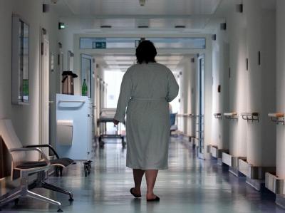 Patientin in einer Klinik: Wie steht es um die Behandlungsqualität in Krankenhäusern und Arztpraxen in Deutschland? Foto: Peter Endig/Symbolbild Klinik