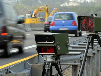 Geschwindigkeitsmessgeräte in der Nähe von Leonberg am Rand einer Autobahnbaustelle. Verkehrssünder müssen künftig auch im EU-Ausland auf der Hut sein. Radarfalle