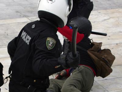 Demonstration in Athen (Symbolbild). Das Antifolterkomitee des Europarates wirft Griechenland schwere Misshandlungen von Festgenommenen vor. Polizeieinsatz in Athen
