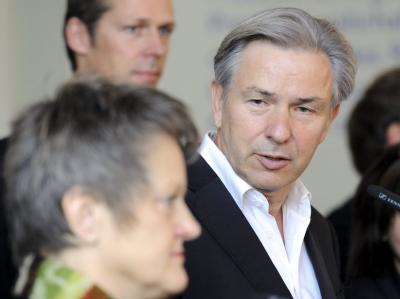 Knackpunkt in den Koalitionsverhandlungen zwischen Künast (l) und Wowereit: Die A100-Verlängerung. Künast und Wowereit