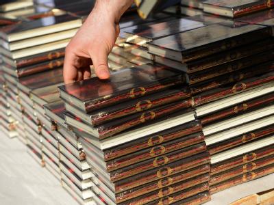 Die Salafisten haben auch in Deutschland den Koran kostenfrei verteilt, zum Beispiel in Berlin. Foto: Britta Pedersen/Archiv Koran-Exemplare
