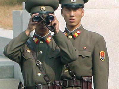 Nordkoreanische Grenzsoldaten (Archivbild): Die südkoreanische Marine hat Artilleriefeuer von der nordkoreanischen Seite in Richtung Seegrenze mit Warnschüssen erwidert. Nordkoreanische Militärs