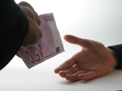 Kliniken und niedergelassenen Ärzte werfen sich gegenseitig eine Kultur der Korruption vor. (Symbolbild) Korruption