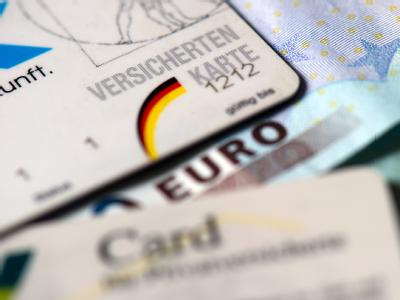 Den Krankenkasse geht es wieder besser. Foto: Arno Burgi, dpa Krankenkassen